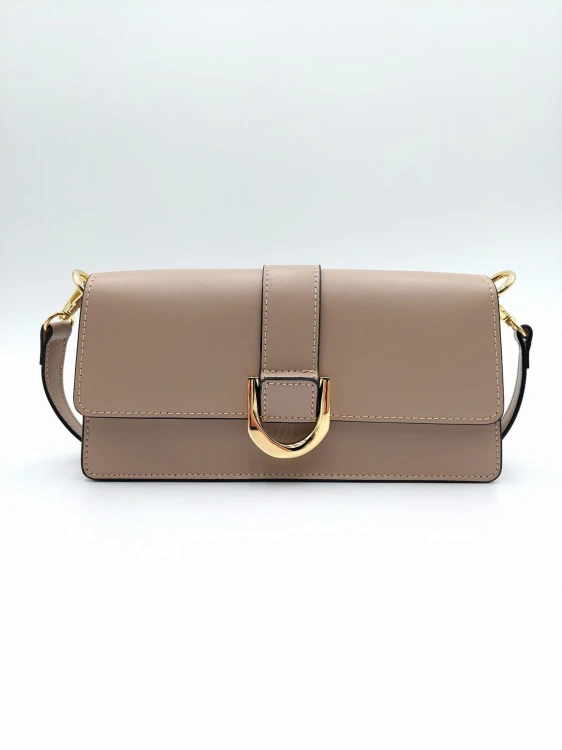 Beżowa torebka wizytowa z naturalnej skóry włoskiej. Elegancka klapa ze złotą klamrą w kształcie podkowy. Klasyczny, prostokątny fason idealny na co dzień i do eleganckich kreacji. Gładka faktura i wysoka jakość wykonania