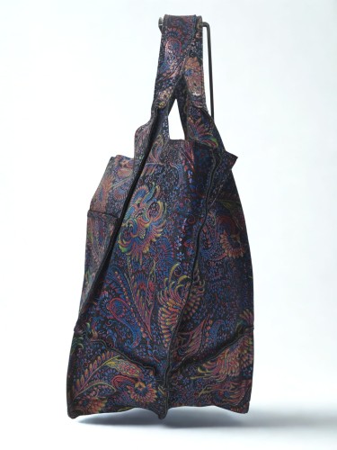 Widok z boku na dużą , pojemną torebkę polskiej firmy Laura Biaggi.