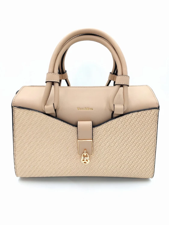 torebka kuferek damski w kolorze beżowym, idealny na lato. wykonanie z ekoskóry dobrej jakości, z przodu logo tom &amp;eva