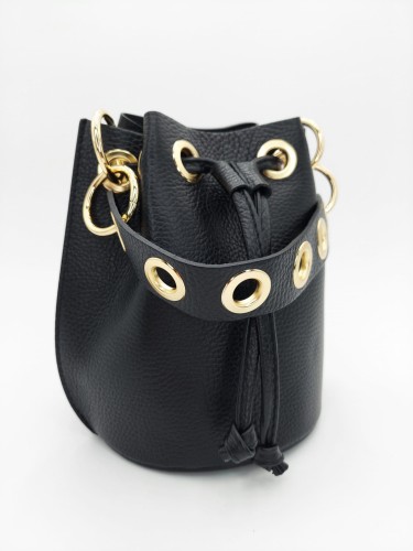 czarna torebka worek wiązany z ozdobną rączką