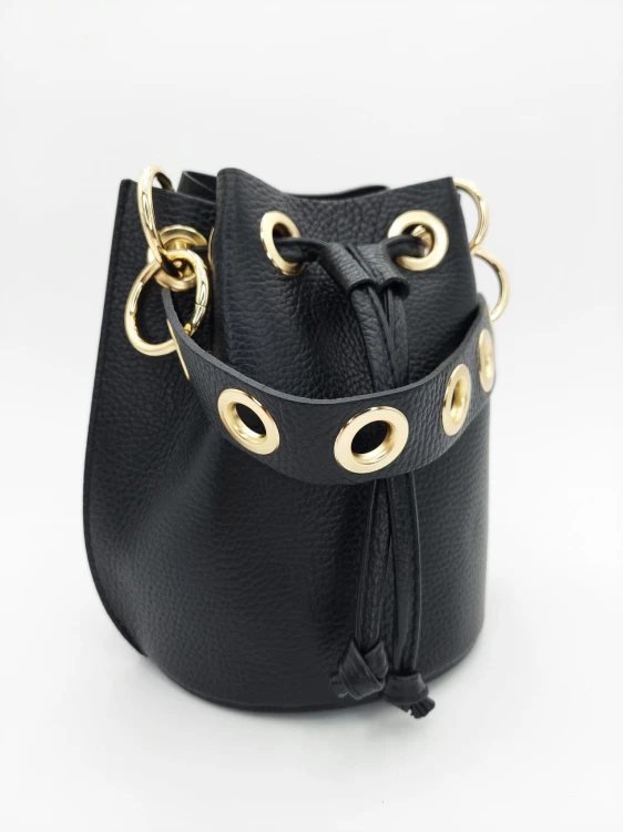 czarna torebka worek wiązany z ozdobną rączką