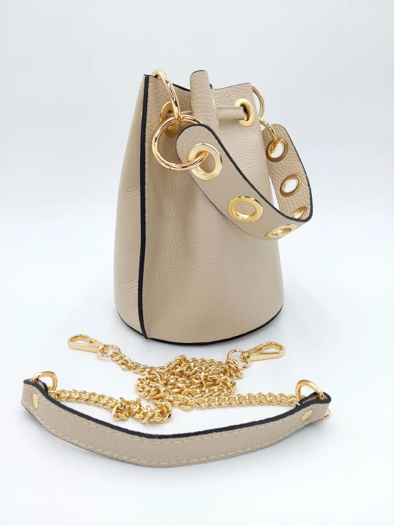 włoska beżowa torebka w odcieniu ecru z łańcuszkiem
