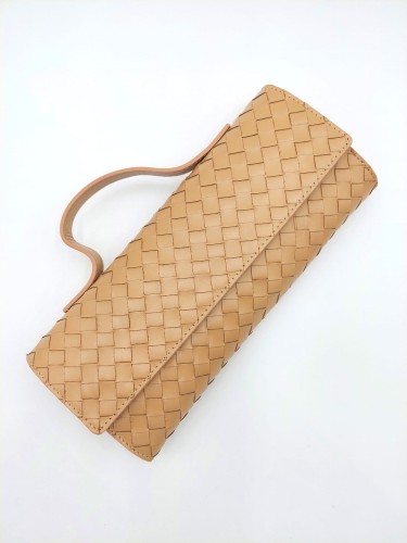 elegancka torebka skórzana kopertówka jasny brąz piaskowy widok od góry