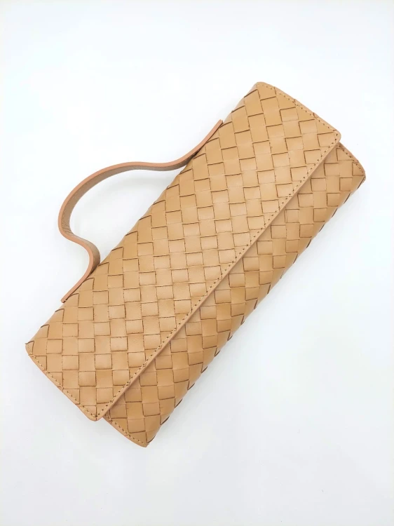 elegancka torebka skórzana kopertówka jasny brąz piaskowy widok od góry