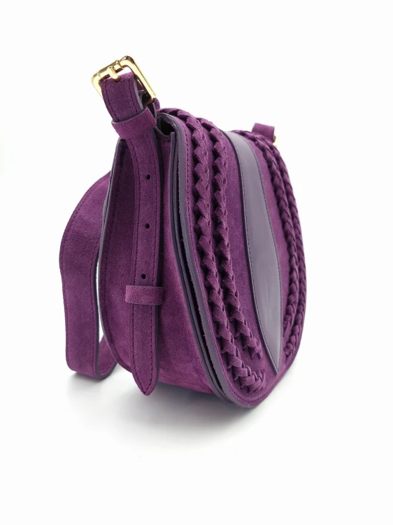 bok fioletowej zamszowej torebki