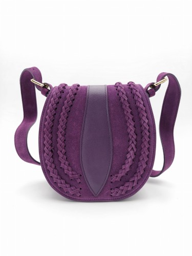 fioletowa zamszowa torebka z ozdobną klapką z warkoczem