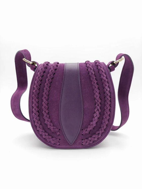 fioletowa zamszowa torebka z ozdobną klapką z warkoczem