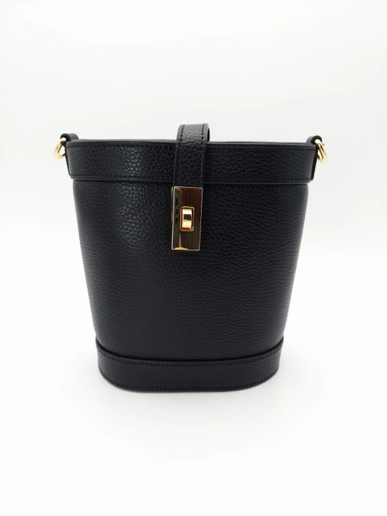 czarna torebka damska vera pelle kubełkowy fason
