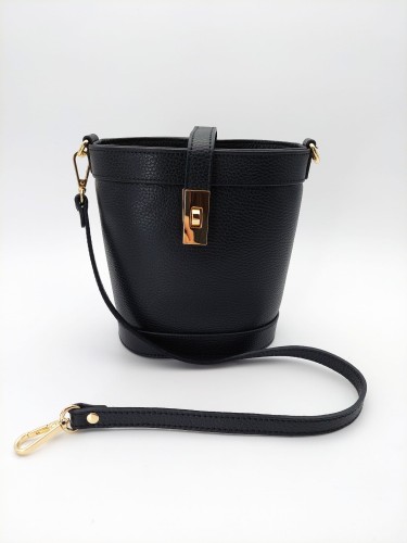 czarna torebka kubełek skórzana