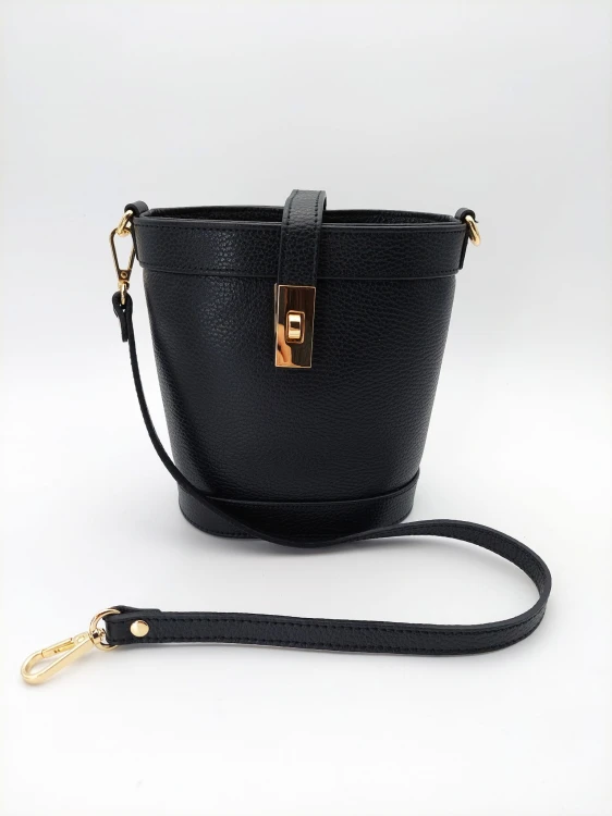 czarna torebka kubełek skórzana