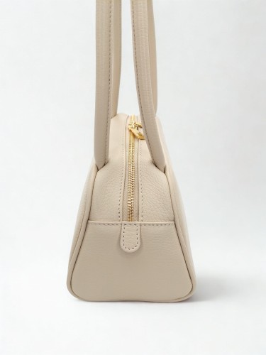 beżowa torebka skórzana typu bagietka vera pelle